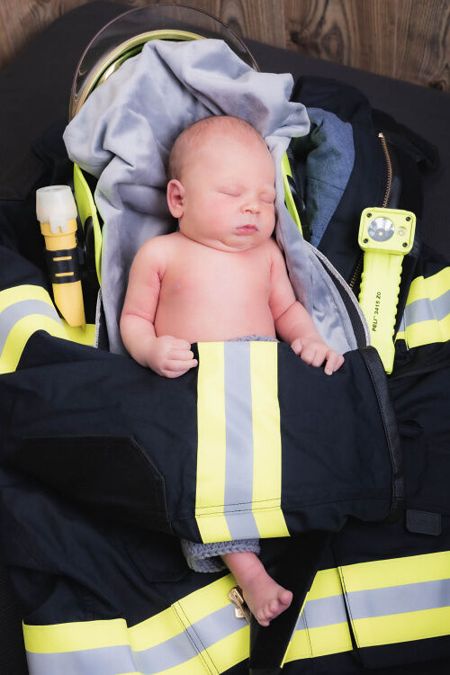 newborn foto na míru, dítě hasiče, mylý hasič, hasičský zásahový oblek, newborn fotograf, štěstí,  newborn portrét, mateřská láska,